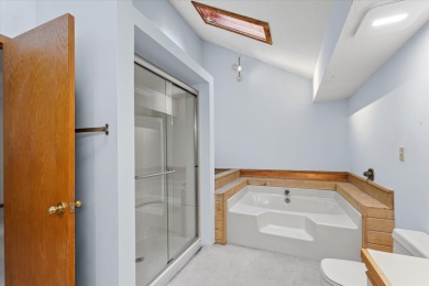 Stunning Contemporary in Lincolnshire Fields! This spacious on Lincolnshire Fields Country Club in Illinois - for sale on GolfHomes.com, golf home, golf lot