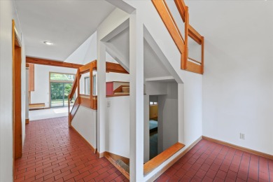 Stunning Contemporary in Lincolnshire Fields! This spacious on Lincolnshire Fields Country Club in Illinois - for sale on GolfHomes.com, golf home, golf lot