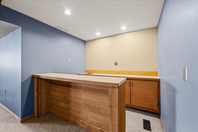 Stunning Contemporary in Lincolnshire Fields! This spacious on Lincolnshire Fields Country Club in Illinois - for sale on GolfHomes.com, golf home, golf lot