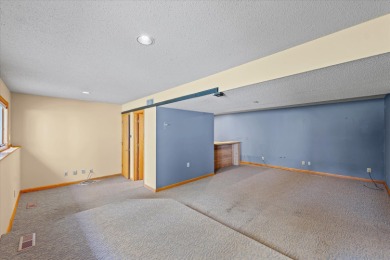 Stunning Contemporary in Lincolnshire Fields! This spacious on Lincolnshire Fields Country Club in Illinois - for sale on GolfHomes.com, golf home, golf lot