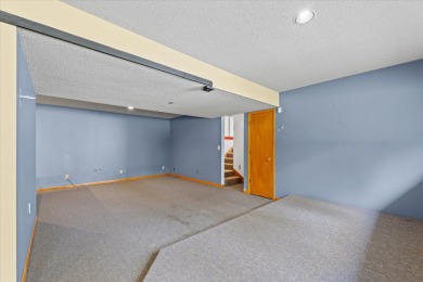 Stunning Contemporary in Lincolnshire Fields! This spacious on Lincolnshire Fields Country Club in Illinois - for sale on GolfHomes.com, golf home, golf lot