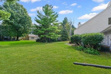 Stunning Contemporary in Lincolnshire Fields! This spacious on Lincolnshire Fields Country Club in Illinois - for sale on GolfHomes.com, golf home, golf lot