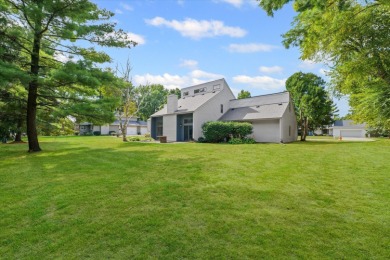 Stunning Contemporary in Lincolnshire Fields! This spacious on Lincolnshire Fields Country Club in Illinois - for sale on GolfHomes.com, golf home, golf lot