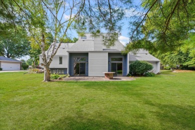 Stunning Contemporary in Lincolnshire Fields! This spacious on Lincolnshire Fields Country Club in Illinois - for sale on GolfHomes.com, golf home, golf lot
