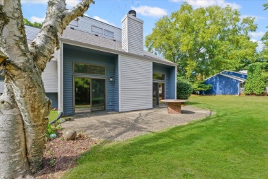 Stunning Contemporary in Lincolnshire Fields! This spacious on Lincolnshire Fields Country Club in Illinois - for sale on GolfHomes.com, golf home, golf lot