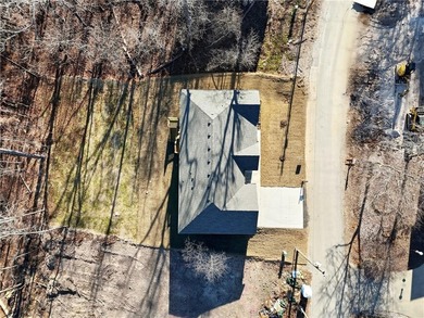 $5,000 IN BUYER CONCESSIONS IF CONTRACTED BY 2/28/26! Additional on Bella Vista - Metfield Golf Complex and Country Club in Arkansas - for sale on GolfHomes.com, golf home, golf lot