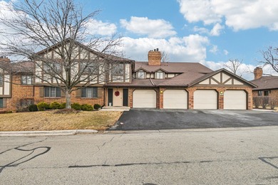 This beautifully maintained 2-bedroom, 2-bath condo in the on Oak Hills Country Club in Illinois - for sale on GolfHomes.com, golf home, golf lot