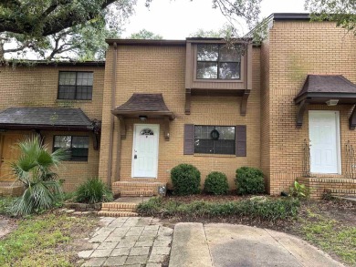 Golf lover special! This stately 2 bedroom 2.5 bath townhouse on Hilaman Park Golf Course in Florida - for sale on GolfHomes.com, golf home, golf lot