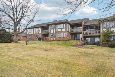This beautifully maintained 2-bedroom, 2-bath condo in the on Oak Hills Country Club in Illinois - for sale on GolfHomes.com, golf home, golf lot