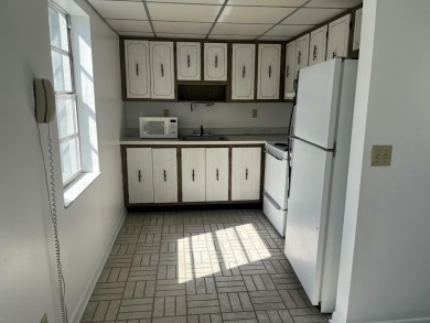 OWNER SAYS SELL. Will consider all offers. Freshly painted on Kings Point Golf -Flanders Way in Florida - for sale on GolfHomes.com, golf home, golf lot