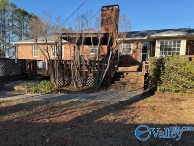 This cozy 4 bed, 3 bath home is in a prime location with Point on Point Mallard Golf Course in Alabama - for sale on GolfHomes.com, golf home, golf lot