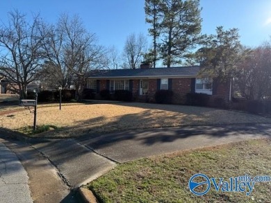 This cozy 4 bed, 3 bath home is in a prime location with Point on Point Mallard Golf Course in Alabama - for sale on GolfHomes.com, golf home, golf lot