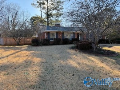 This cozy 4 bed, 3 bath home is in a prime location with Point on Point Mallard Golf Course in Alabama - for sale on GolfHomes.com, golf home, golf lot