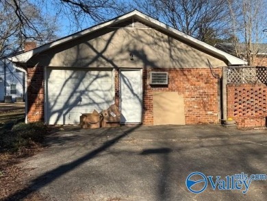 This cozy 4 bed, 3 bath home is in a prime location with Point on Point Mallard Golf Course in Alabama - for sale on GolfHomes.com, golf home, golf lot