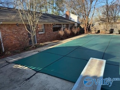 This cozy 4 bed, 3 bath home is in a prime location with Point on Point Mallard Golf Course in Alabama - for sale on GolfHomes.com, golf home, golf lot