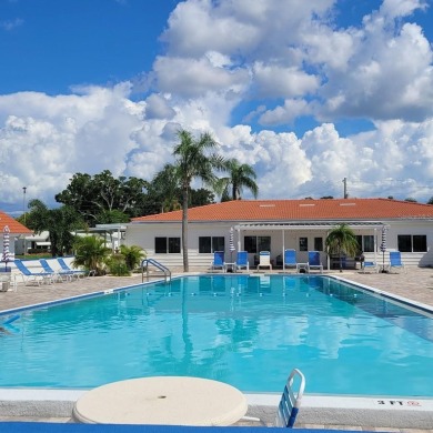 Welcome to this unique home in the 55+ neighborhood of on Mainlands Golf Club in Florida - for sale on GolfHomes.com, golf home, golf lot