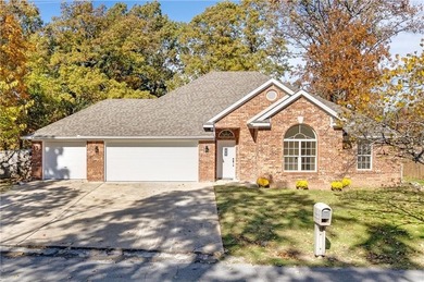 Prime Bella Vista location! This move-in ready home with a on Branchwood Golf Course in Arkansas - for sale on GolfHomes.com, golf home, golf lot