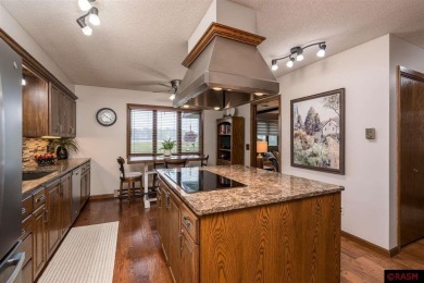 This 2+ bedroom, 1.75-bathroom, detached patio townhome offers on  in Minnesota - for sale on GolfHomes.com, golf home, golf lot