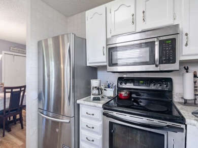 First-floor corner condo in Vista Gardens 55+ community! 1 bed on Vero Beach South Golf Course in Florida - for sale on GolfHomes.com, golf home, golf lot