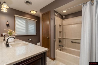 This 2+ bedroom, 1.75-bathroom, detached patio townhome offers on  in Minnesota - for sale on GolfHomes.com, golf home, golf lot