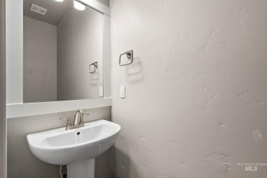 Welcome to this like-new, low-maintenance townhome in the highly on Eagle Legacy Golf Course in Idaho - for sale on GolfHomes.com, golf home, golf lot