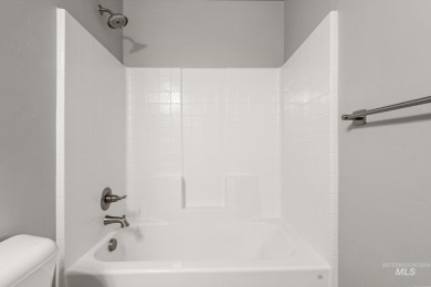 Welcome to this like-new, low-maintenance townhome in the highly on Eagle Legacy Golf Course in Idaho - for sale on GolfHomes.com, golf home, golf lot