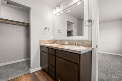 Welcome to this like-new, low-maintenance townhome in the highly on Eagle Legacy Golf Course in Idaho - for sale on GolfHomes.com, golf home, golf lot