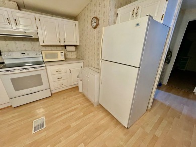 Welcome home to this 1994 single wide manufactured home, which on Golden Lakes Golf Course in Florida - for sale on GolfHomes.com, golf home, golf lot