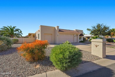 Immaculately cared for 2 bed, 2 bath plus bonus room in on Oakwood Golf Club  in Arizona - for sale on GolfHomes.com, golf home, golf lot