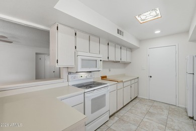 Immaculately cared for 2 bed, 2 bath plus bonus room in on Oakwood Golf Club  in Arizona - for sale on GolfHomes.com, golf home, golf lot