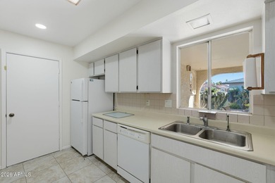 Immaculately cared for 2 bed, 2 bath plus bonus room in on Oakwood Golf Club  in Arizona - for sale on GolfHomes.com, golf home, golf lot