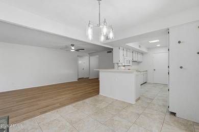 Immaculately cared for 2 bed, 2 bath plus bonus room in on Oakwood Golf Club  in Arizona - for sale on GolfHomes.com, golf home, golf lot