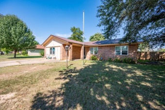Great single family home in established Idabel neighborhood on Idabel Country Club in Oklahoma - for sale on GolfHomes.com, golf home, golf lot