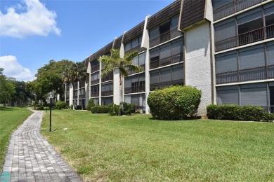 Discover convenience, and scenic beauty in this lovely 2-bedroom on Inverrary Country Club in Florida - for sale on GolfHomes.com, golf home, golf lot