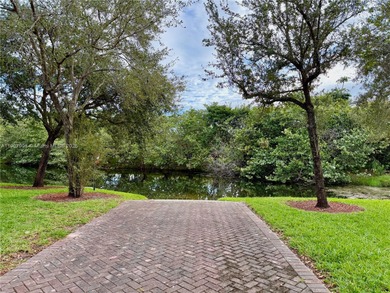 Spacious 3-bedroom/3-bathroom townhome featuring an open layout on Woodlands Country Club in Florida - for sale on GolfHomes.com, golf home, golf lot