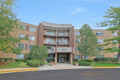Bright and spacious top-floor 3 bedroom, 2 bath condo in the on Twin Lakes Golf Course in Illinois - for sale on GolfHomes.com, golf home, golf lot