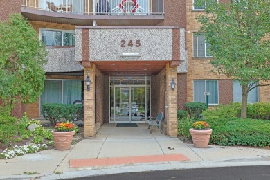 Bright and spacious top-floor 3 bedroom, 2 bath condo in the on Twin Lakes Golf Course in Illinois - for sale on GolfHomes.com, golf home, golf lot