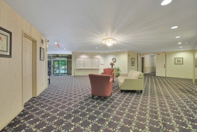 Bright and spacious top-floor 3 bedroom, 2 bath condo in the on Twin Lakes Golf Course in Illinois - for sale on GolfHomes.com, golf home, golf lot