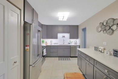 Bright and spacious top-floor 3 bedroom, 2 bath condo in the on Twin Lakes Golf Course in Illinois - for sale on GolfHomes.com, golf home, golf lot