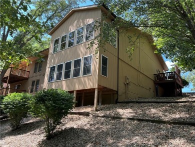 Updated, lake adjacent and only $143 a sq. ft! Perfect, move-in on Bella Vista Country Club - Berksdale in Arkansas - for sale on GolfHomes.com, golf home, golf lot