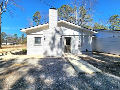 BEAUTIFULLY RENOVATED THROUGHOUT- this spacious 4 Bedroom, 3 on Lions Club Municipal Golf Course in Arkansas - for sale on GolfHomes.com, golf home, golf lot