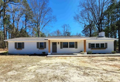 BEAUTIFULLY RENOVATED THROUGHOUT- this spacious 4 Bedroom, 3 on Lions Club Municipal Golf Course in Arkansas - for sale on GolfHomes.com, golf home, golf lot