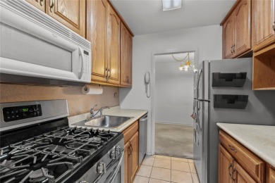 Commuter's Dream! 2 bedrooms, 2 bathrooms with terrace with on Scarsdale Golf Club in New York - for sale on GolfHomes.com, golf home, golf lot