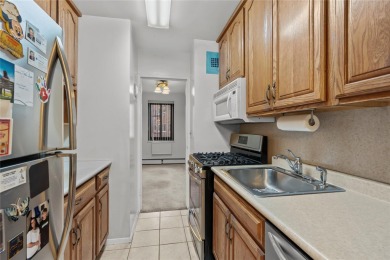 Commuter's Dream! 2 bedrooms, 2 bathrooms with terrace with on Scarsdale Golf Club in New York - for sale on GolfHomes.com, golf home, golf lot