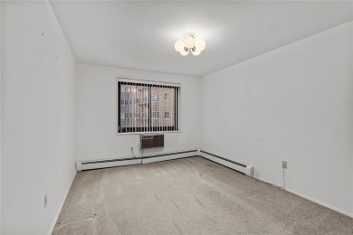 Commuter's Dream! 2 bedrooms, 2 bathrooms with terrace with on Scarsdale Golf Club in New York - for sale on GolfHomes.com, golf home, golf lot