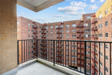 Commuter's Dream! 2 bedrooms, 2 bathrooms with terrace with on Scarsdale Golf Club in New York - for sale on GolfHomes.com, golf home, golf lot
