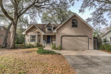 Welcome home! This 4 Bedroom, 2.5 bath with Bonus room and Den on Mount Dora Golf Club in Florida - for sale on GolfHomes.com, golf home, golf lot