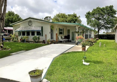 This gorgeous home has over 1352 square feet. Newer washer & on Lakes at Leesburg Golf Course in Florida - for sale on GolfHomes.com, golf home, golf lot