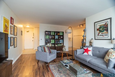 Fully renovated studio with separate den/sleeping area on Sydney R. Marovitz Golf Course in Illinois - for sale on GolfHomes.com, golf home, golf lot