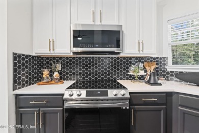 Welcome home! this beautifully renovated, move-in-ready townhome on Golf Club At Fleming Island in Florida - for sale on GolfHomes.com, golf home, golf lot